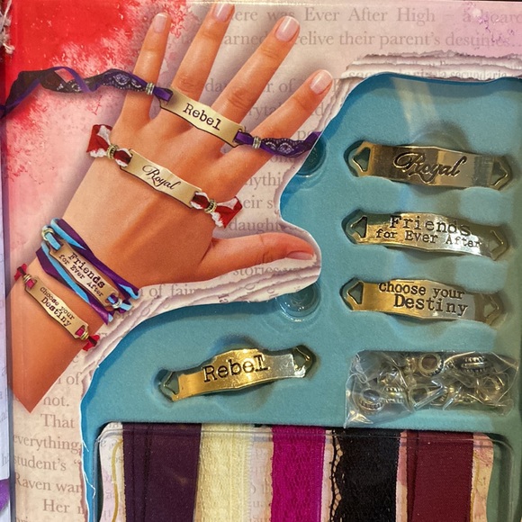 New Ever After High Wrap Bracelet Kit. Opened book with supplies intact. - Picture 6 of 10